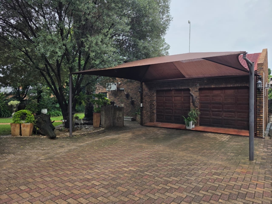 4 Bedroom Property for Sale in Geelhoutpark North West